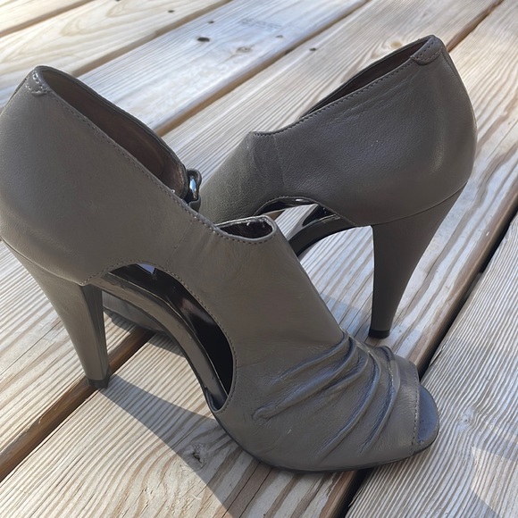Steve Madden Leather Peep Toe Taupe Booties Size 8 - Picture 3 of 16
